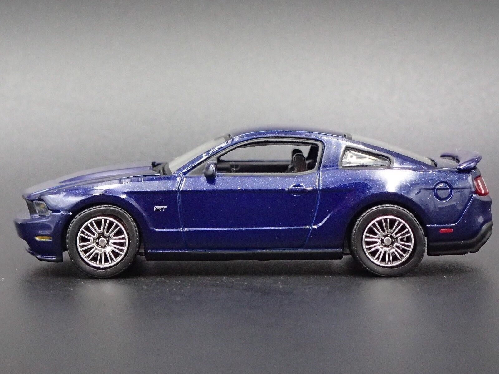 2010-2014 FORD MUSTANG GT RARE 1/64 SCALE COLLECTIBLE DIORAMA DIECAST MODEL CAR