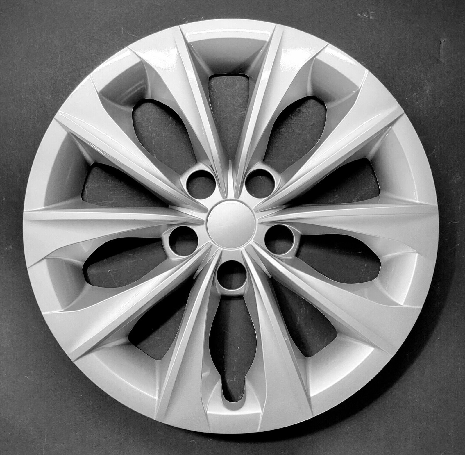 One New Wheel Cover Hubcap Fits 2015-2017 Toyota Camry 16\