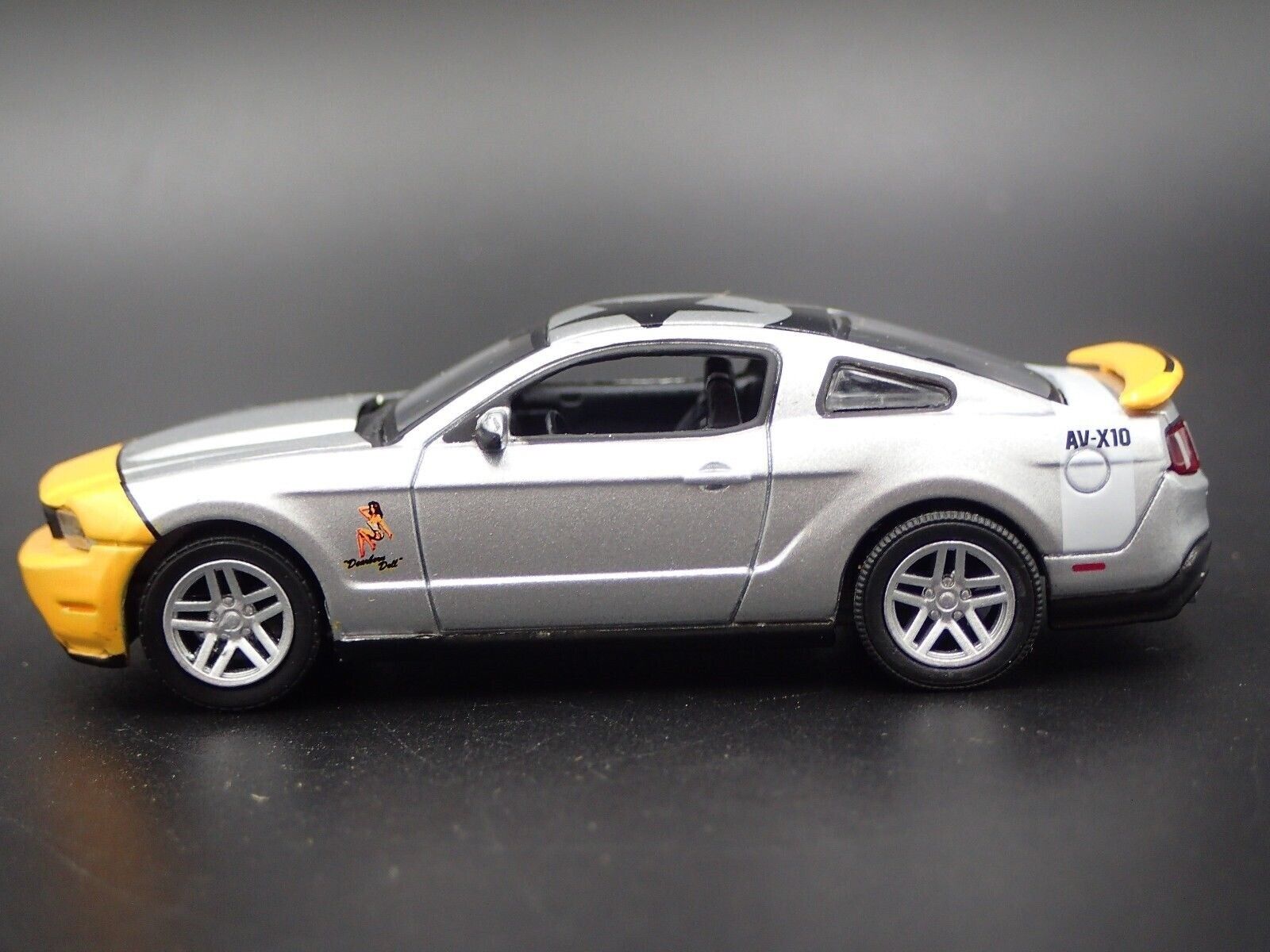 2010 10 FORD MUSTANG CUSTOM 1/64 SCALE COLLECTIBLE DIORAMA DIECAST MODEL CAR