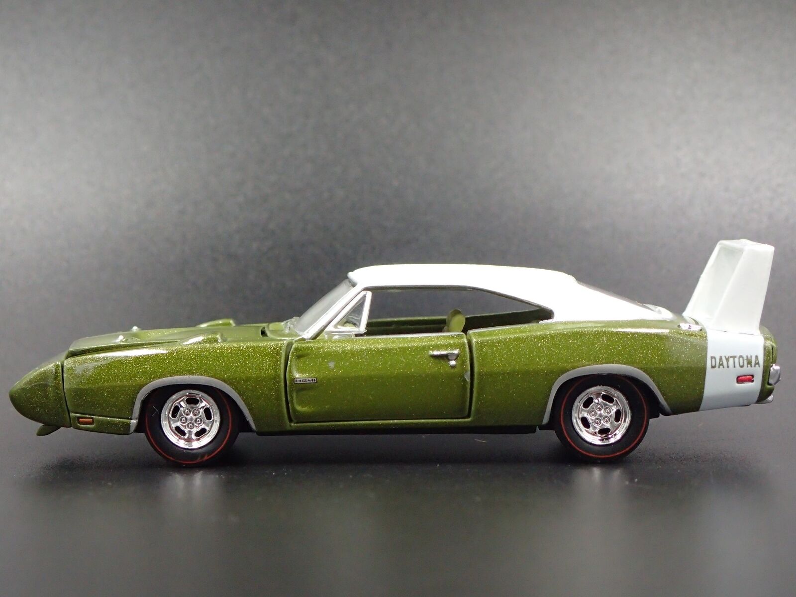 1969 69 DODGE CHARGER DAYTONA 1:64 SCALE COLLECTIBLE DIORAMA DIECAST MODEL CAR