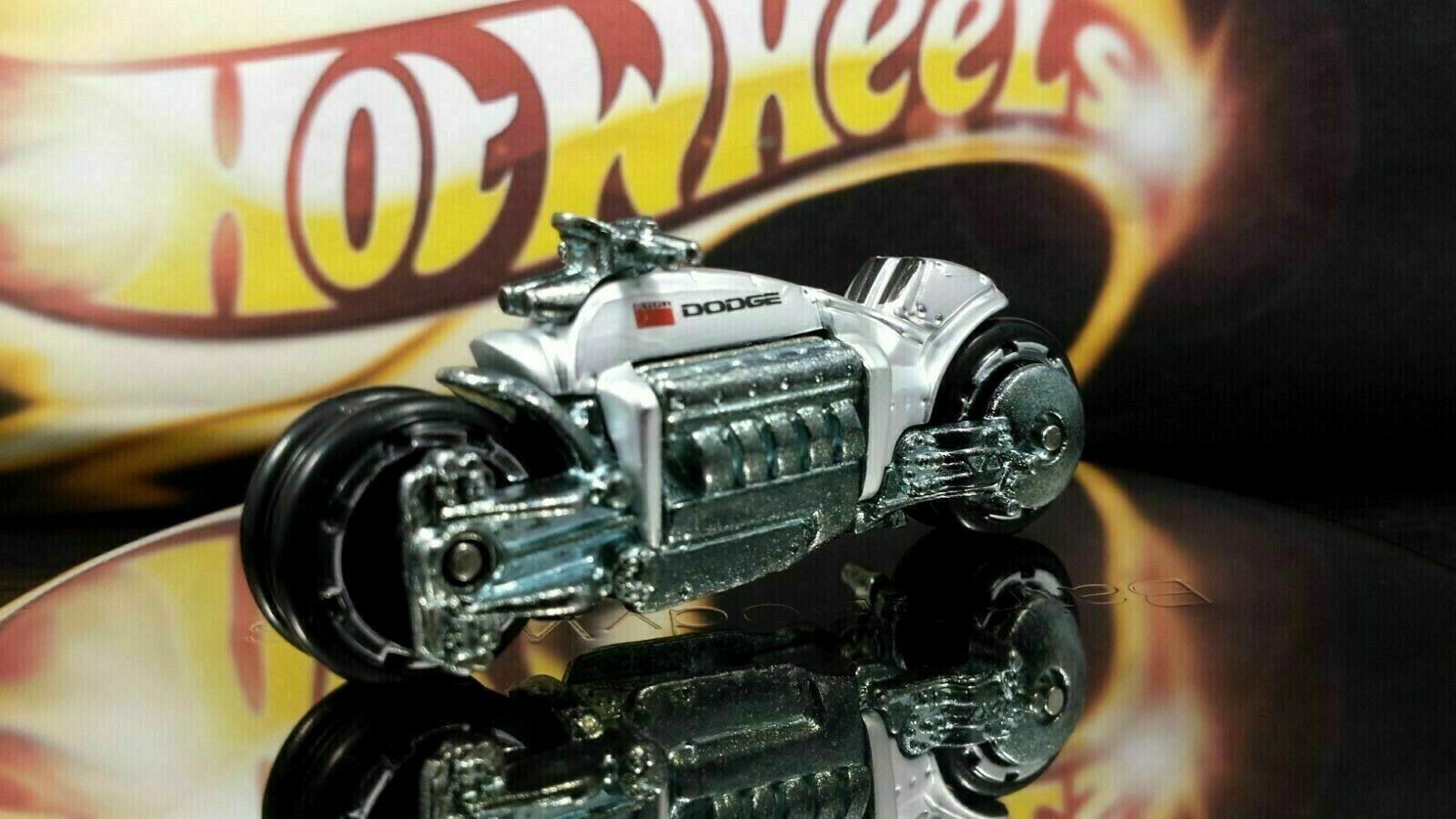 Hot Wheels  Mopar Madness Dodge Tomahawk Motorcycle Silver Detailed Solid Metal