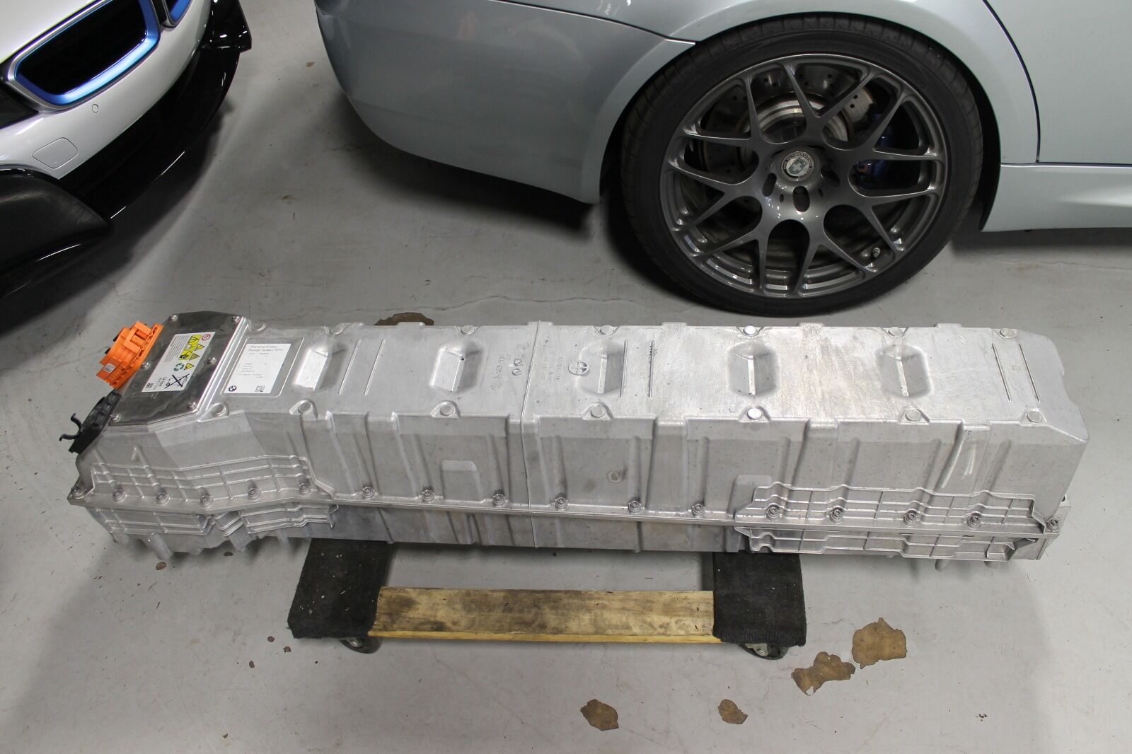 BMW i8 HIGH VOLTAGE BATTERY ASSEMBLY