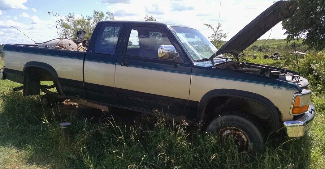 PARTING OUT 1993 4WD Dodge Dakota - LOTS OF GOOD PARTS - 1 LUG NUT