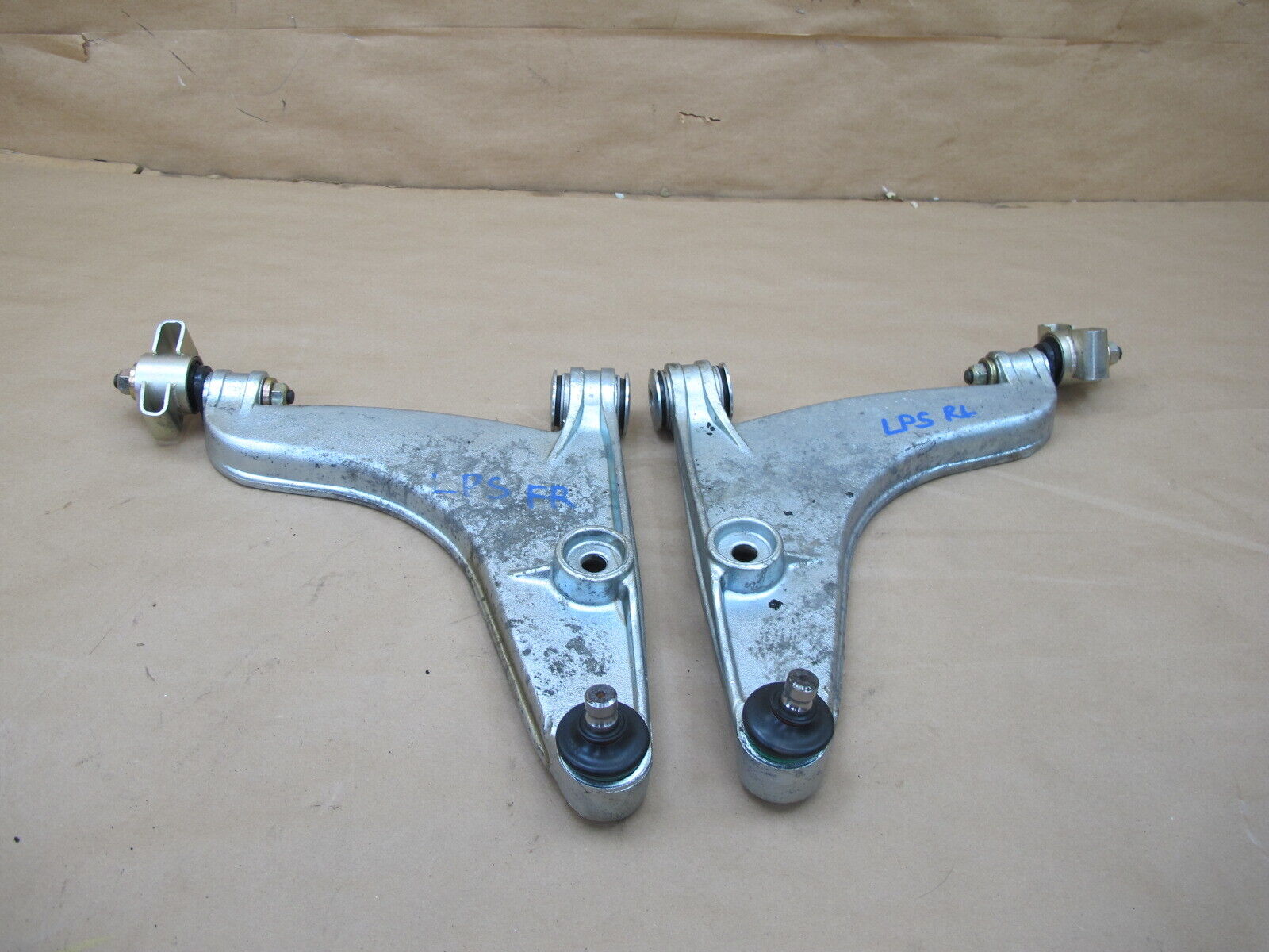 🥇85-86 PORSCHE 944 NA SET OF 2 FRONT LEFT & RIGHT LOWER CONTROL ARM OEM