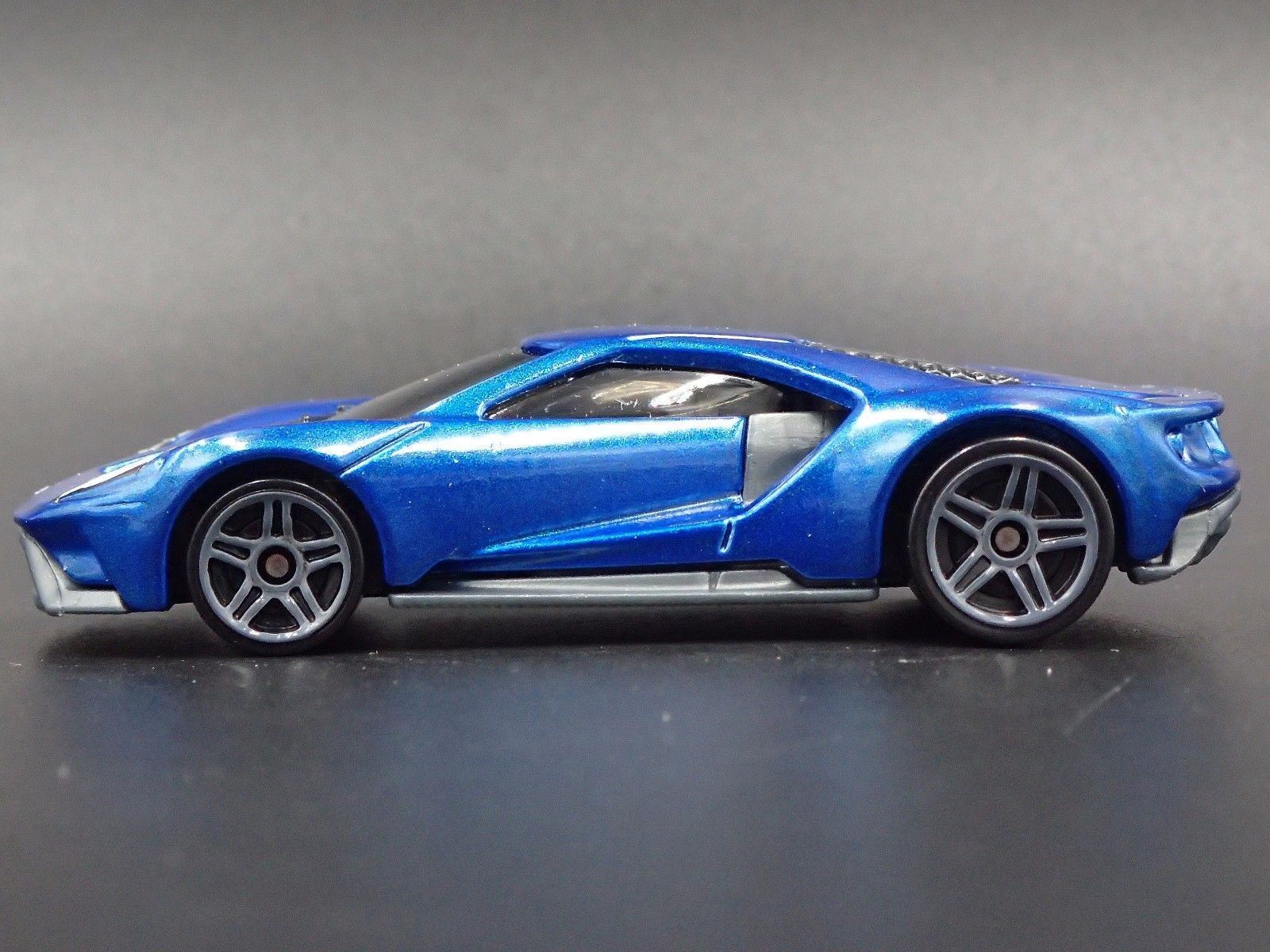 2017-2022 FORD GT SUPERCAR RARE 1:64 SCALE COLLECTIBLE DIORAMA DIECAST MODEL CAR