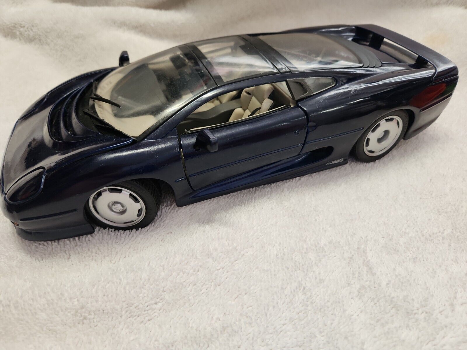Maisto 1992 Black Jaguar XJ220 1:18 Scale Die Cast Model Car