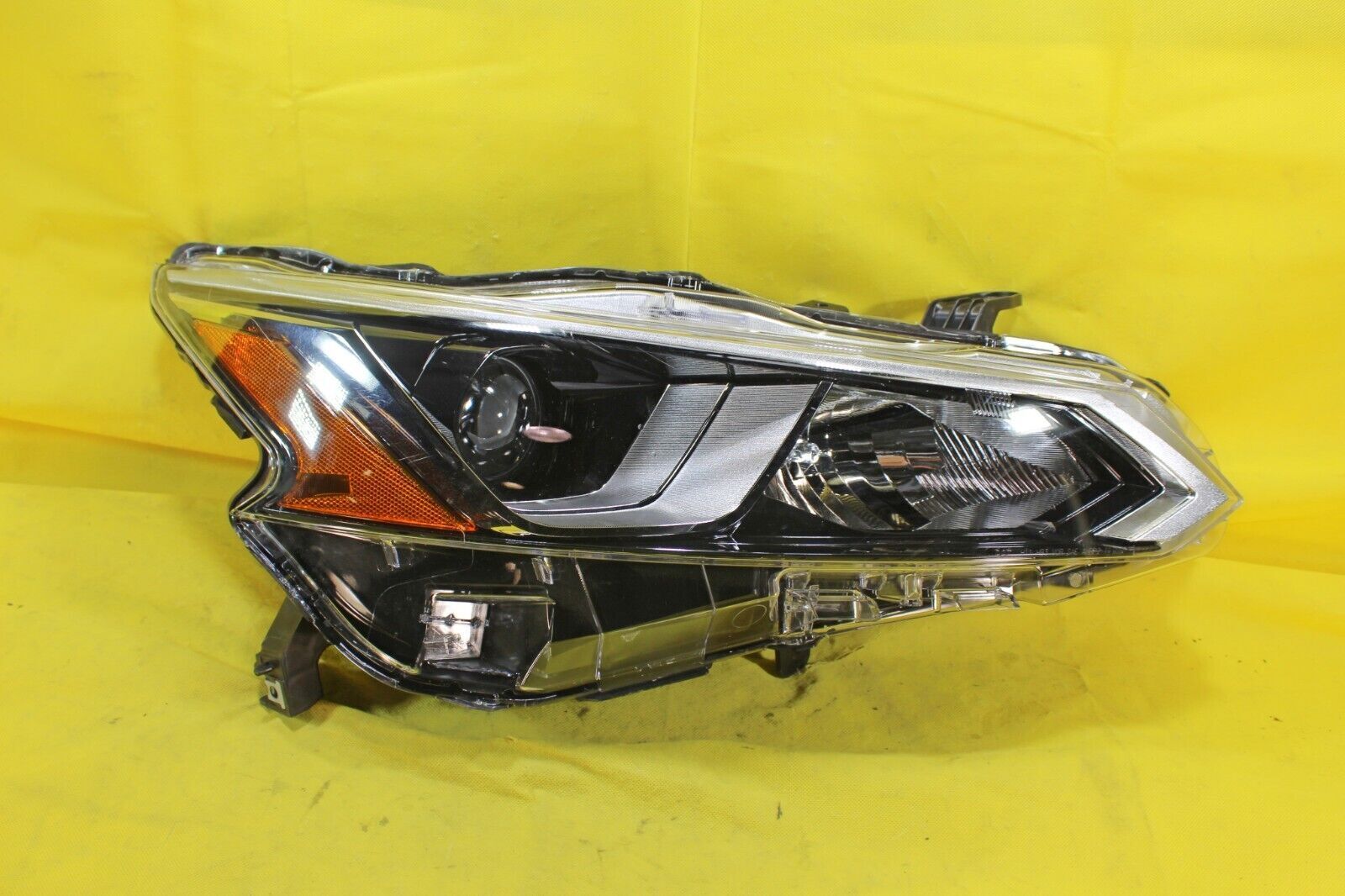 🗽 Nissan OEM 19 20 21 22 Altima Right Passenger R Headlight - 1 Tab Damaged