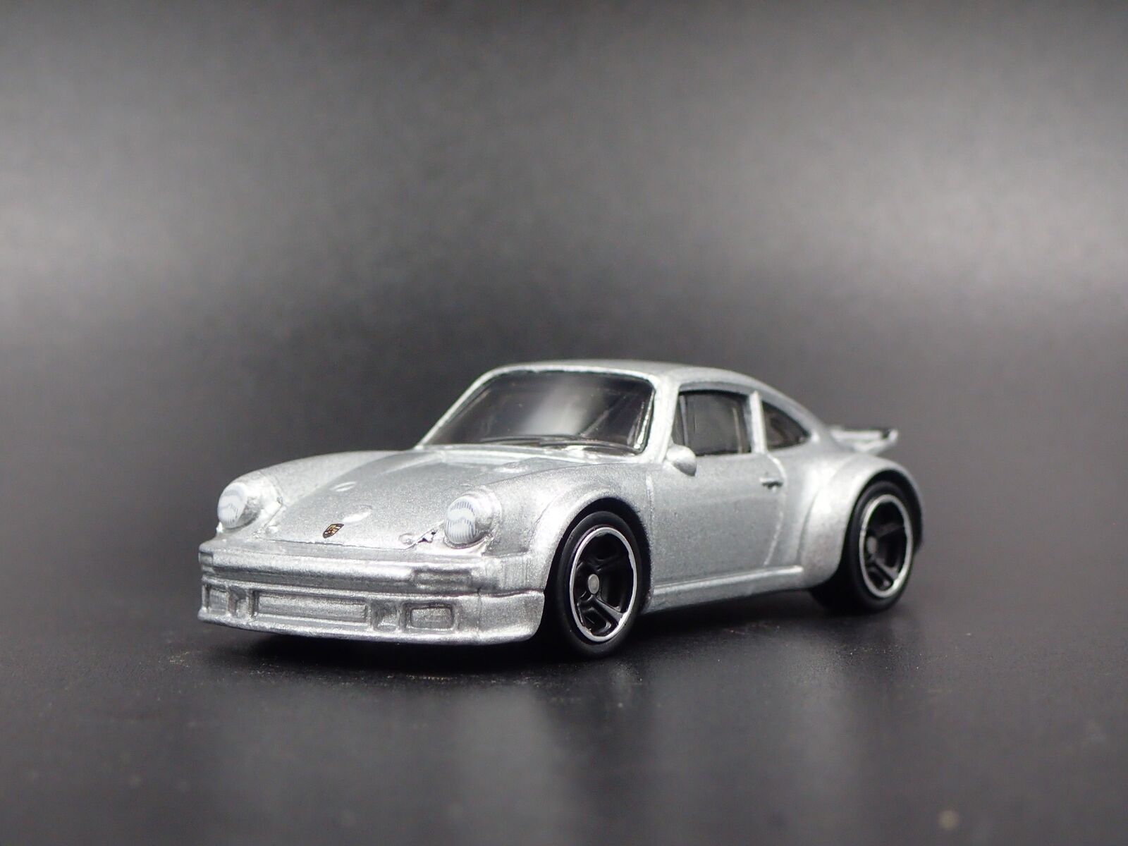 1976-1977 PORSCHE 934 TURBO RSR 1:64 SCALE COLLECTIBLE DIORAMA DIECAST relisted