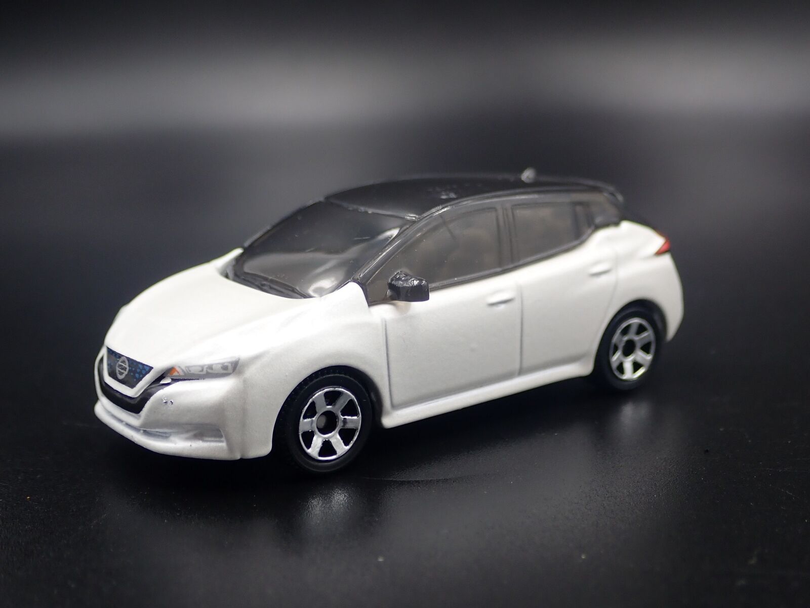 2017-2020 NISSAN LEAF RARE 1:64 SCALE COLLECTIBLE DIORAMA DIECAST MODEL CAR