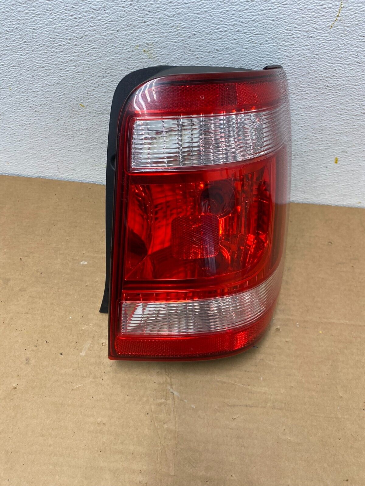 2008 to 2012 Ford Escape Right Passenger RH Side Tail Light 690P DG1