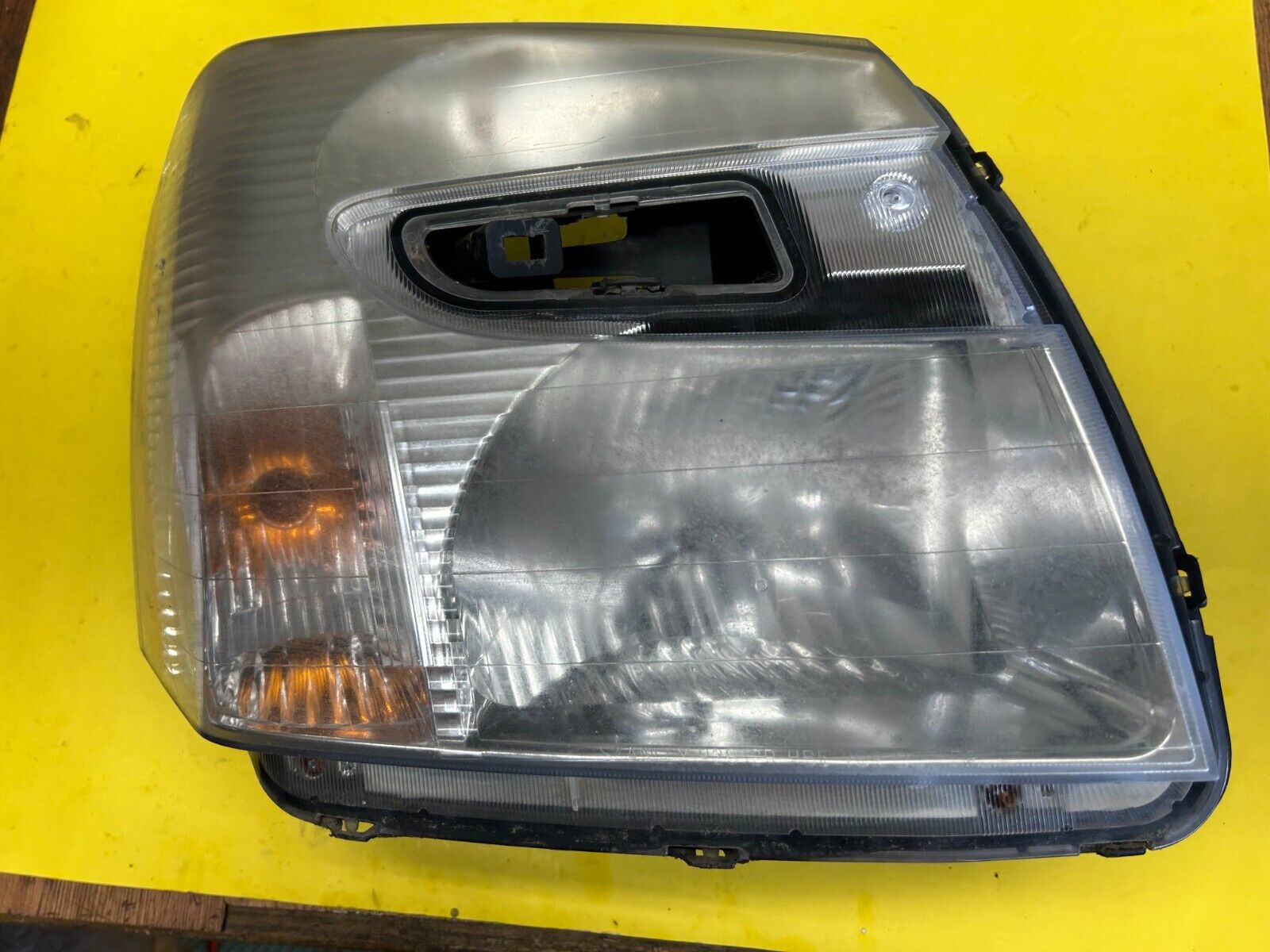 2005 2006 CHEVROLET EQUINOX FRONT RIGHT  HEADLIGHT LAMP ASSEMBLY OEM