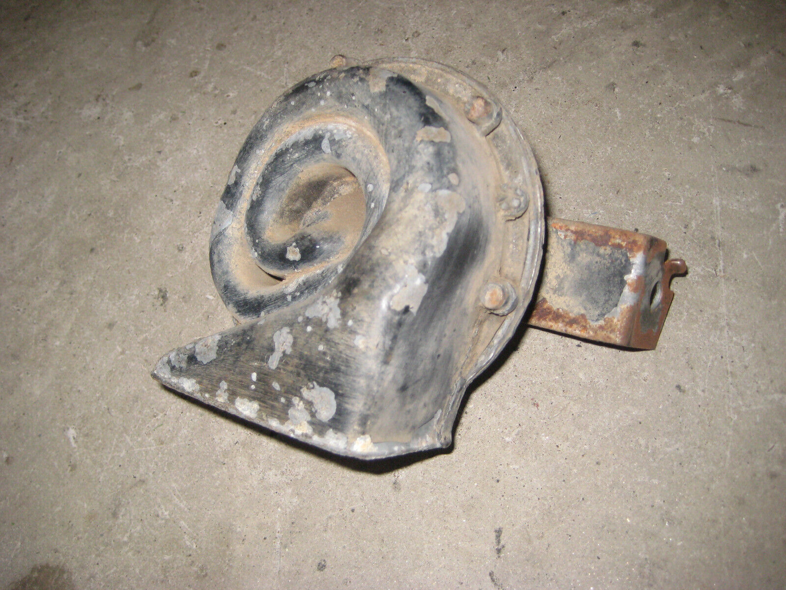 1967 - 1979 Ford Truck Factory original LO horn. WORKS PERFECT