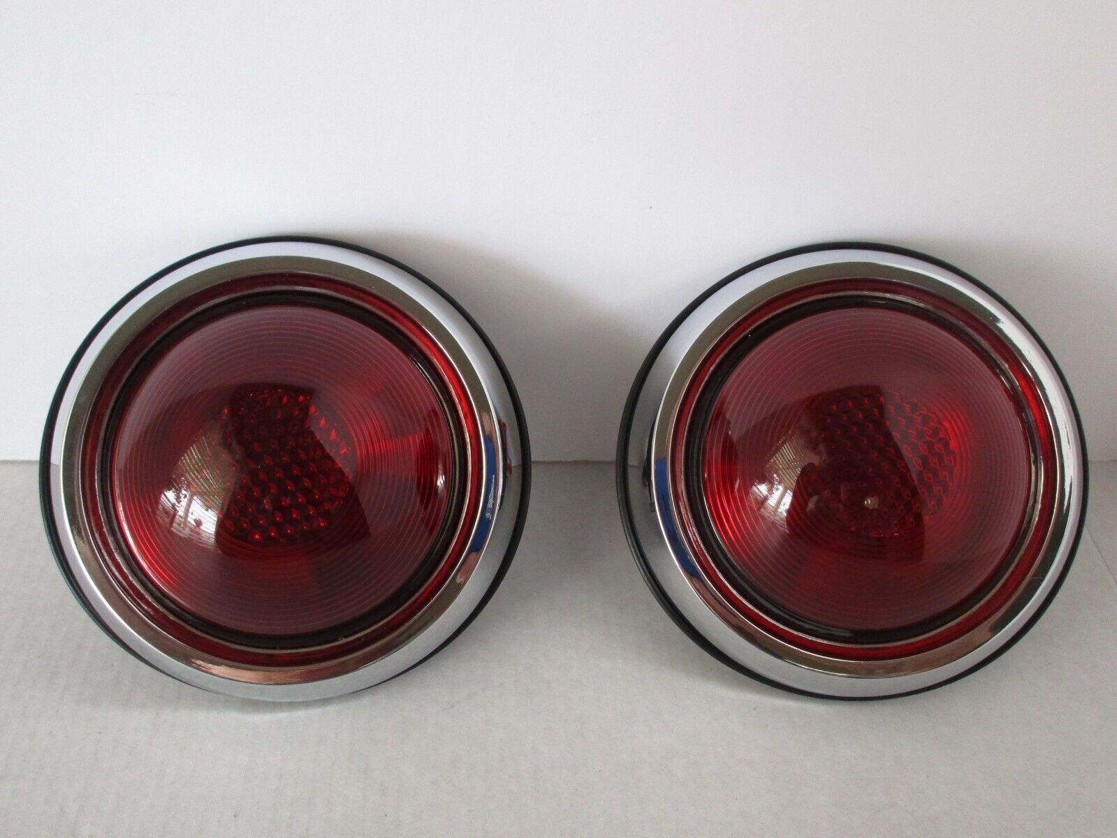 TAIL LIGHTS WITH MOUNTING PADS 1950 PONTIAC STYLE  PAIR #8258