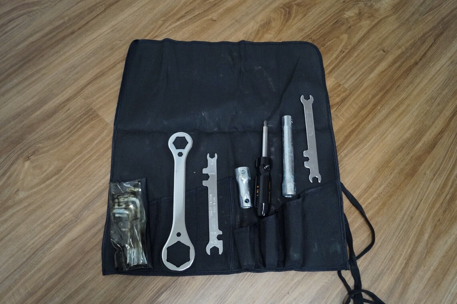 HARLEY DAVIDSON TOURING TOOL KIT WITH 7 MULTI TOOLS USED IN GOOD CONDITION