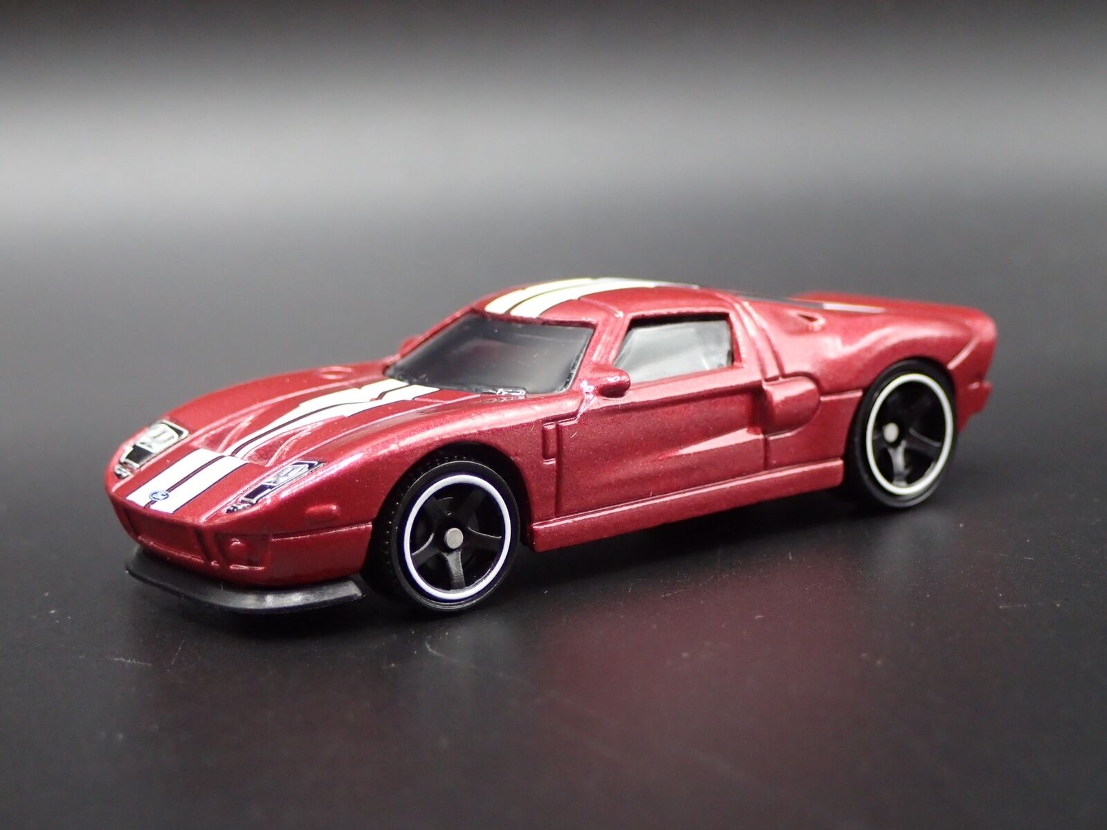 2005-2006 FORD GT SUPERCAR RARE 1:64 SCALE COLLECTIBLE DIORAMA DIECAST MODEL CAR