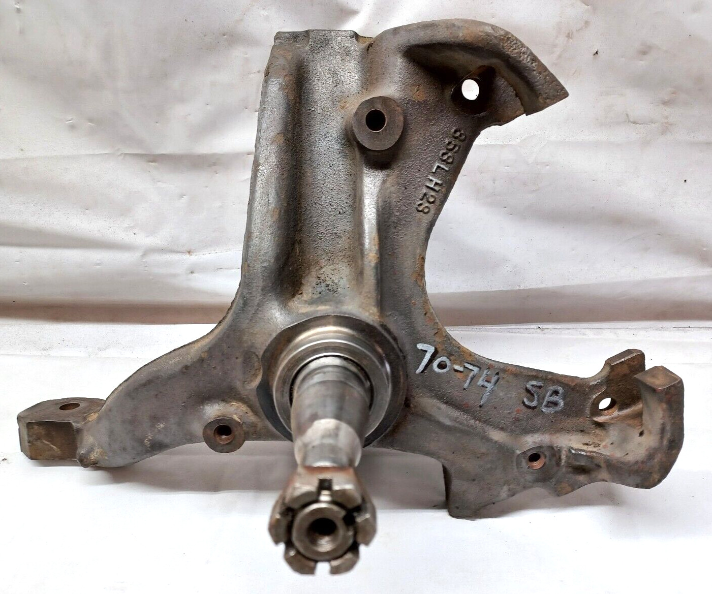 70-74 CAMARO RS Z28 USED OEM FRONT LH DRIVER SPINDLE KNUCKLE SB #3 329353