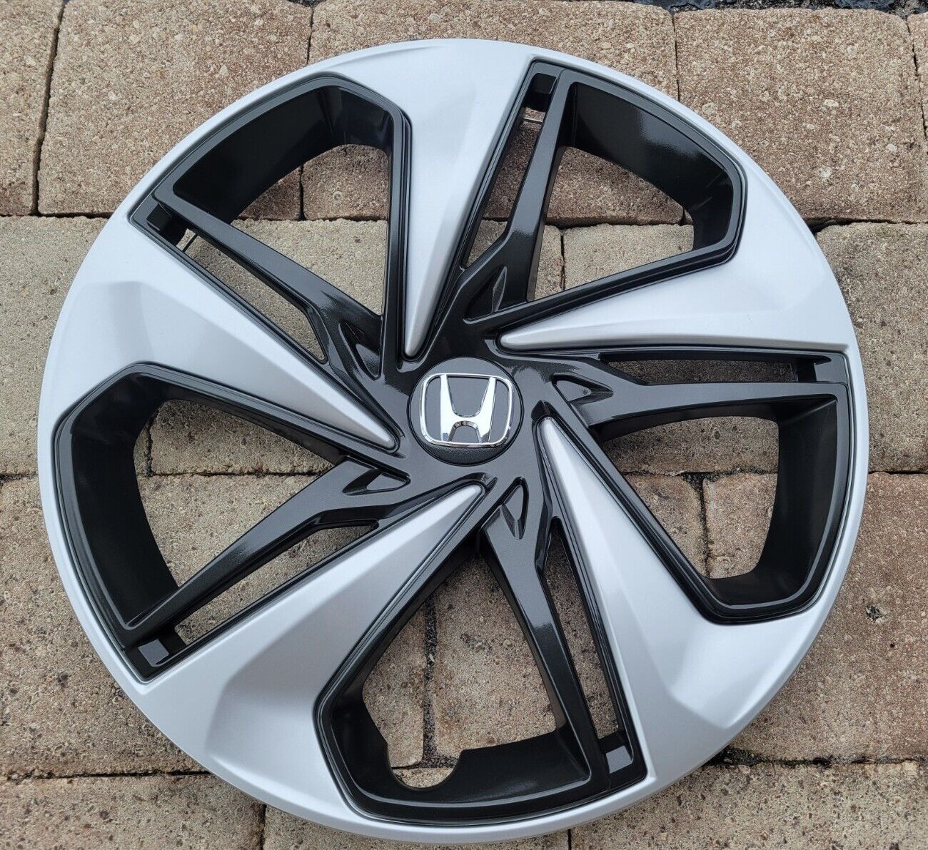 NEW SILVER/GREY HUBCAP (1) FITS CIVIC 2019 20 21 16\