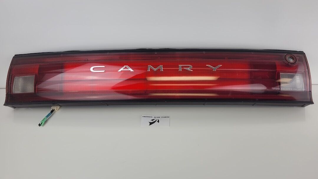 1992-1994 Toyota Camry Center Trunk Tail Light Panel Assembly OEM