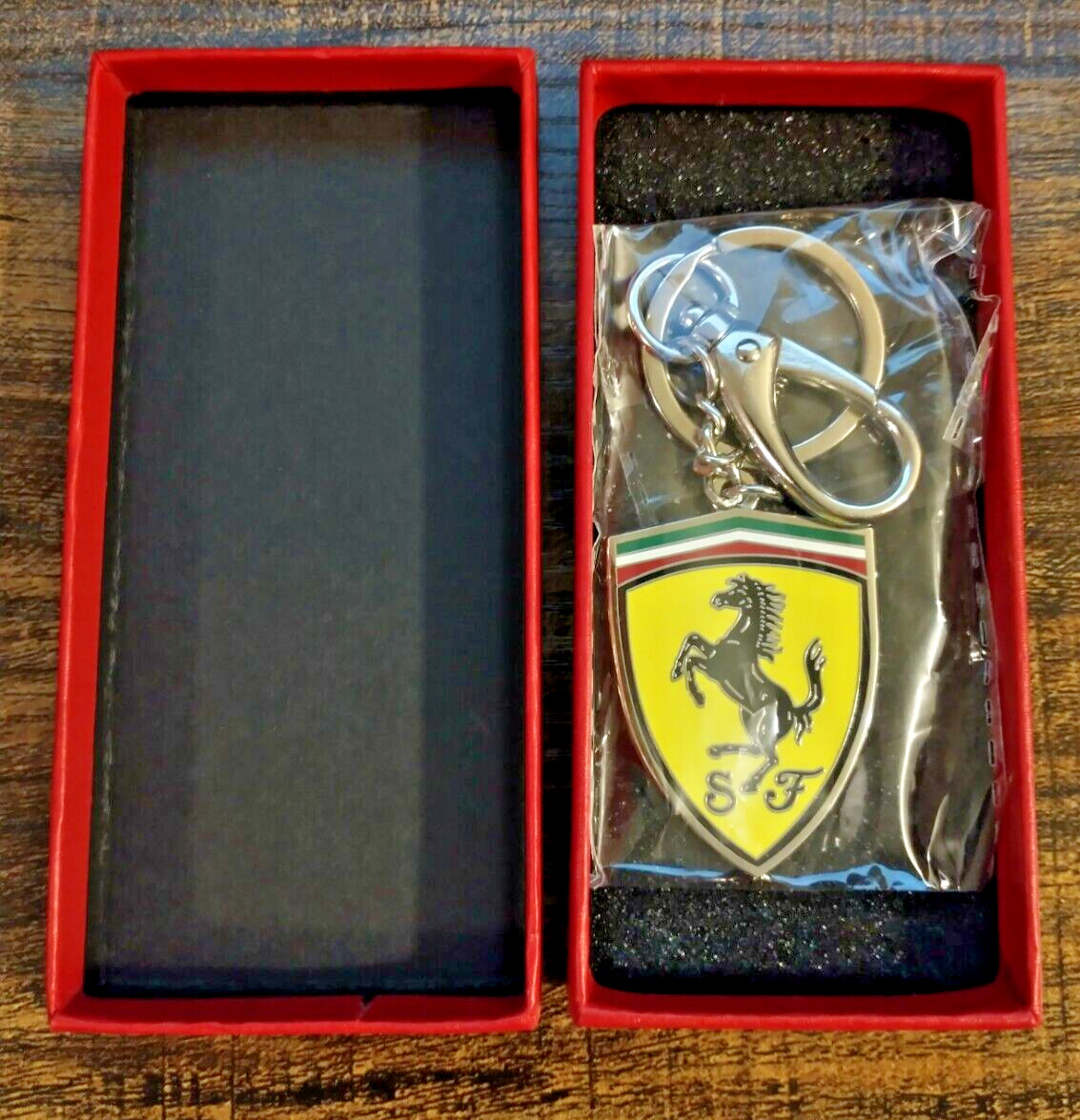 Scuderia Ferrari F1 Racing Shield Metal Key Ring / Keychain with Carabiner Clip