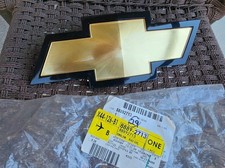 NOS 2000- 01 02 03 04 05 CHEVROLET SILVERADO / TAHOE/ SUBURBAN GRILLE EMBLEM OEM picture