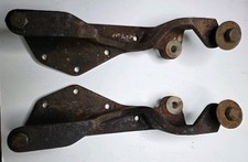 Pair of 1965-1968 GM B-body Convertible top main pivot brackets 4506711/12 picture