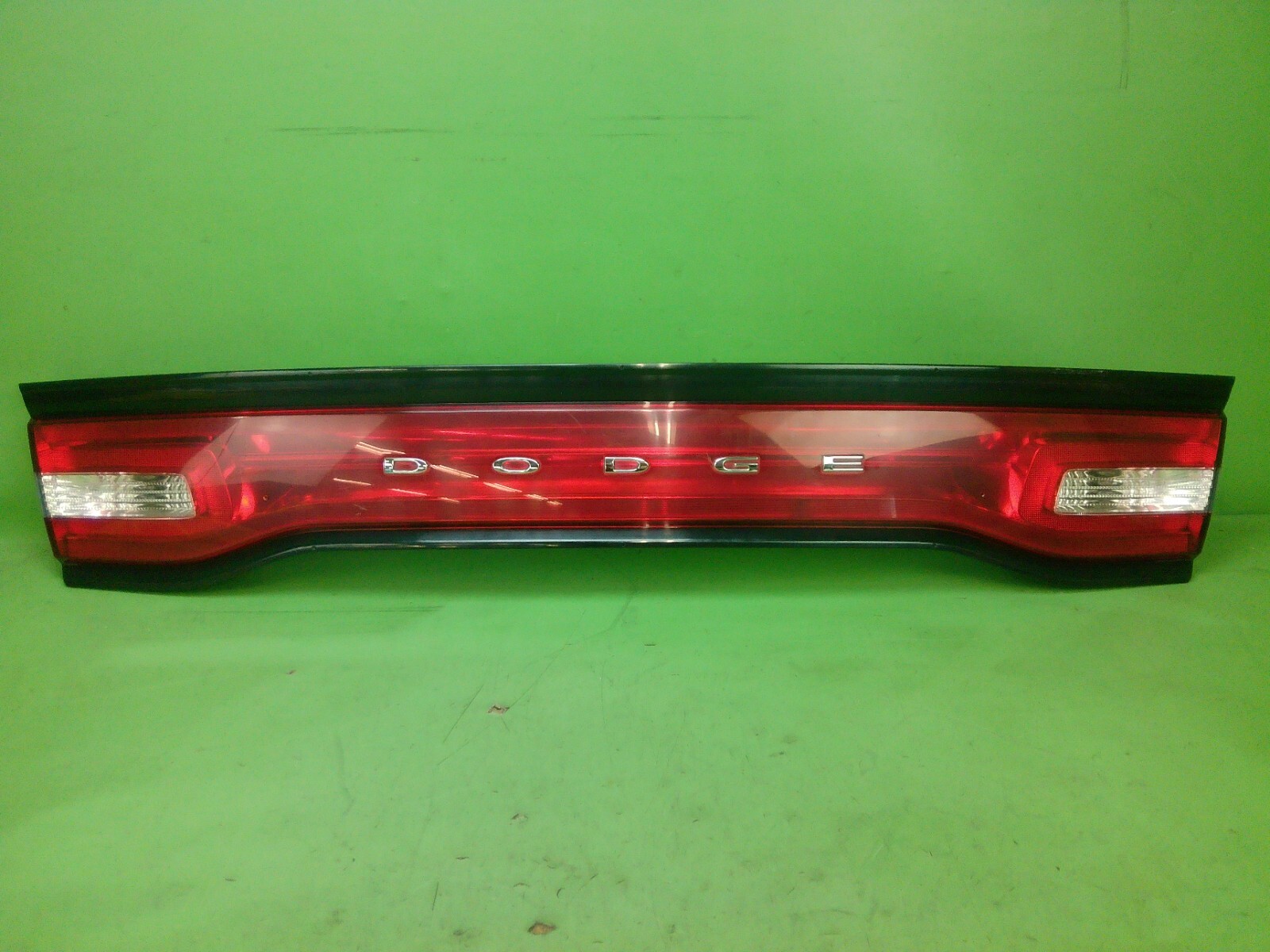 11-14 DODGE CHARGER REAR CENTER TRUNK LED TAIL LIGHT TAILLIGHT LAMP OEM bsy