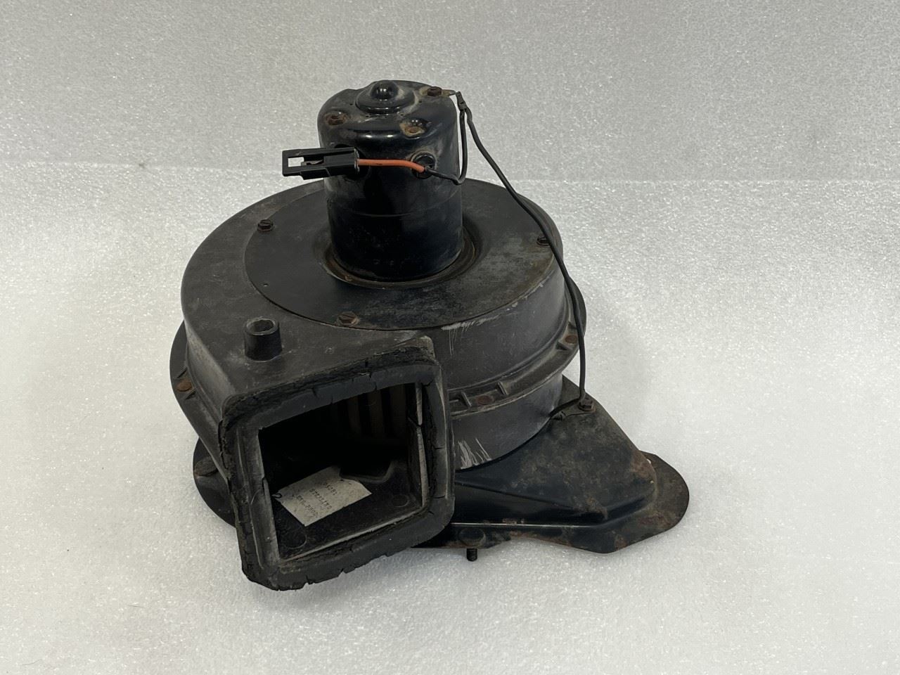 1986 - 1991 JEEP GRAND WAGONEER BLOWER MOTOR AND HOUSING UNDER HOOD 8956002095