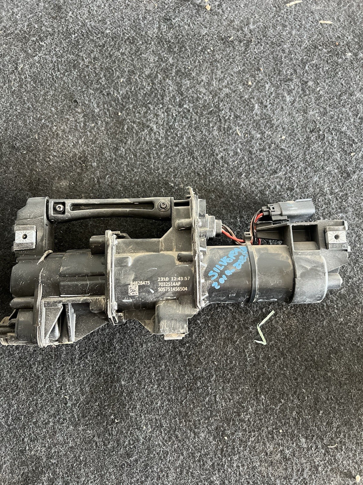 2019-2026 CHEVY SILVERADO/GMC SIERRA TAILGATE POWER ASSIST ACTUATOR OEM 84828475 2019-2026 CHEVY SILVERADO/GMC SIERRA TAILGATE POWER ASSIST ACTUATOR OEM 84828475