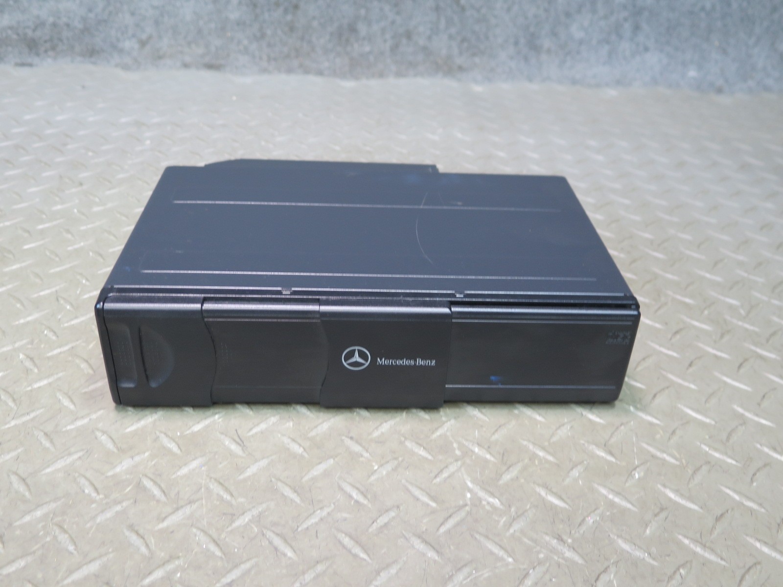 03-08 MERCEDES R230 CD CHANGER PLAYER W MAGAZINE 2038703389 OEM