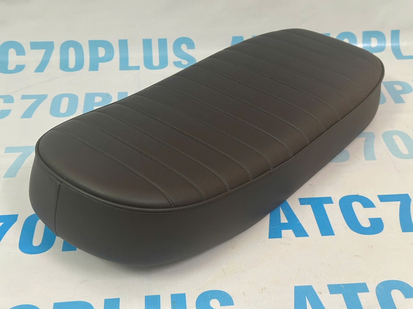 Triumph 650 Bonneville Tiger T120 TR6 OIF 1971-1972 low profile cafe racer seat.