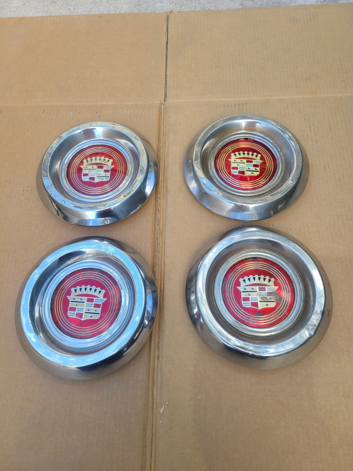 1957 TO 1958 CADILLAC ORIGINAL USED CENTER HUBCAPS & MEDALLIONS FOR SABRE WHEELS 1957 TO 1958 CADILLAC ORIGINAL USED CENTER HUBCAPS & MEDALLIONS FOR SABRE WHEELS