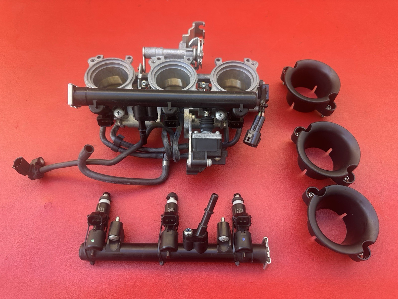 2013 - 2017 Triumph Daytona 675 R OEM Throttle Body Top Fuel Injection TPS MAP 2013 - 2017 Triumph Daytona 675 R OEM Throttle Body Top Fuel Injection TPS MAP