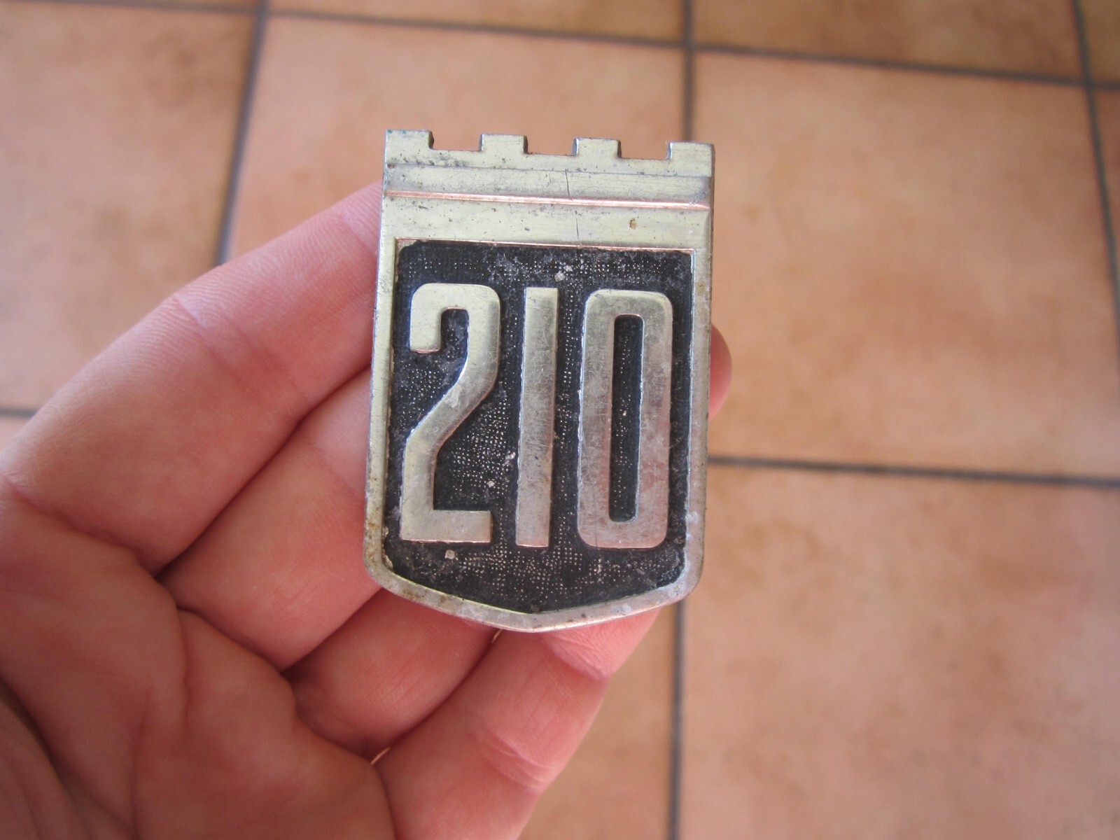 VINTAGE GENUINE ORIGINAL OEM Volvo P210 DUETT METAL Emblem Badge W/2 PINS 