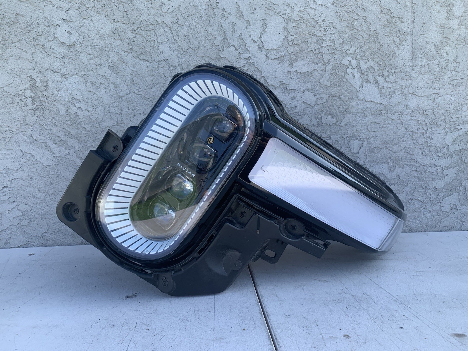 22-24 Rivian R1T R1S Left Driver Headlight 22-24 Rivian R1T R1S Left Driver Headlight