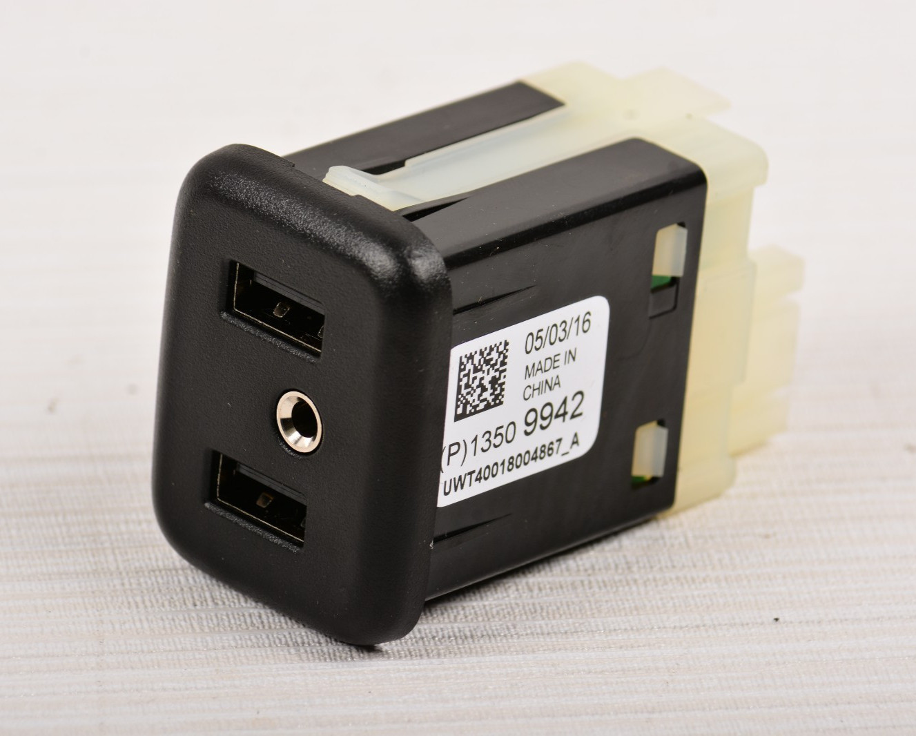 OEM GM Chevrolet GMC Buick Cadillac Aux USB Charger Port Audio Player 13519224 OEM GM Chevrolet GMC Buick Cadillac Aux USB Charger Port Audio Player 13519224