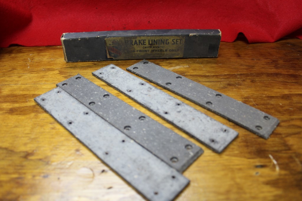 NOS Gold Crest Front Brake Lining Set no rivets 1945 Chevrolet   (227)
