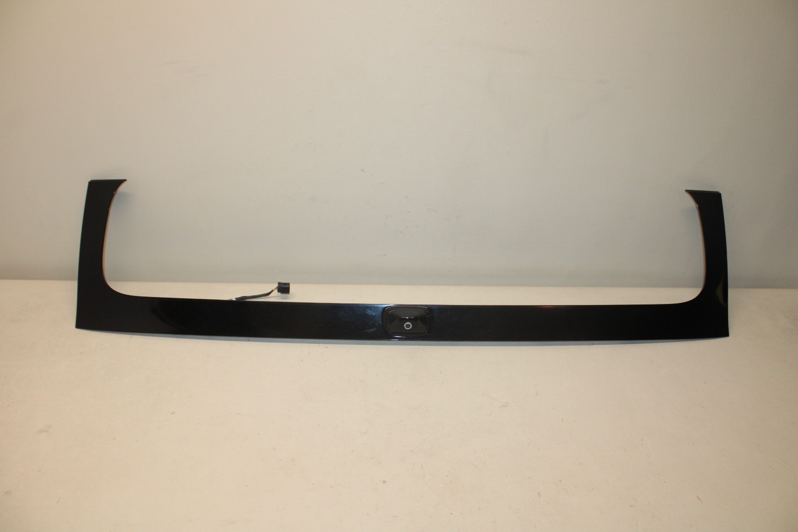 14-19 KIA SOUL TAILGATE TRIM GARNISH W/ BACKUP CAMERA ASSEMBLY 14-19 KIA SOUL TAILGATE TRIM GARNISH W/ BACKUP CAMERA ASSEMBLY