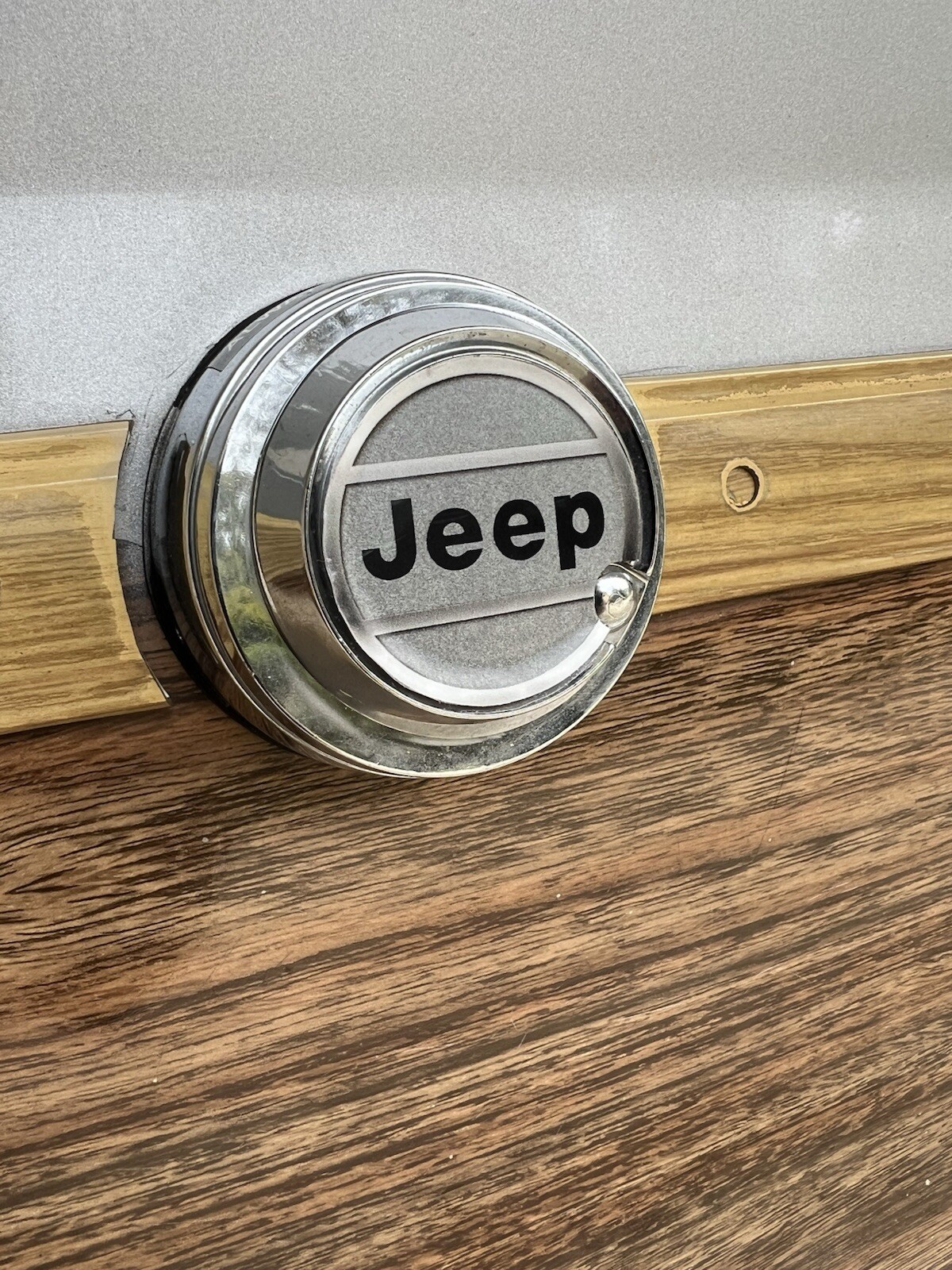 Grand Wagoneer Silver Tailgate Key Cover Decal 86-91 Pivot Notch At 4 O’clock Grand Wagoneer Silver Tailgate Key Cover Decal 86-91 Pivot Notch At 4 O’clock