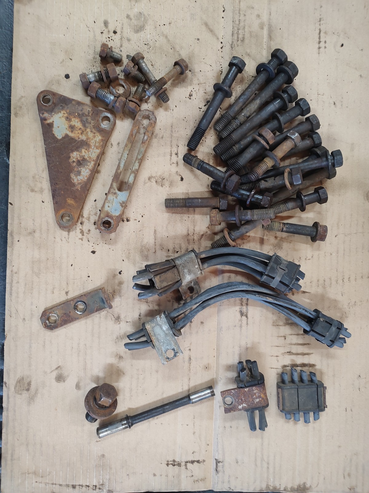 Ford Lincoln 317 Y-Block Head Bolts Plug Wire Separators Bracket 1952 52 1954 54 Ford Lincoln 317 Y-Block Head Bolts Plug Wire Separators Bracket 1952 52 1954 54