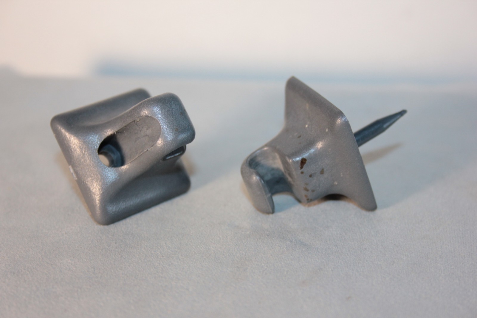 1989-04 Ford Mustang Bronco Ranger Mazda B3000 B4000 sun visor clip lot of 2 1989-04 Ford Mustang Bronco Ranger Mazda B3000 B4000 sun visor clip lot of 2