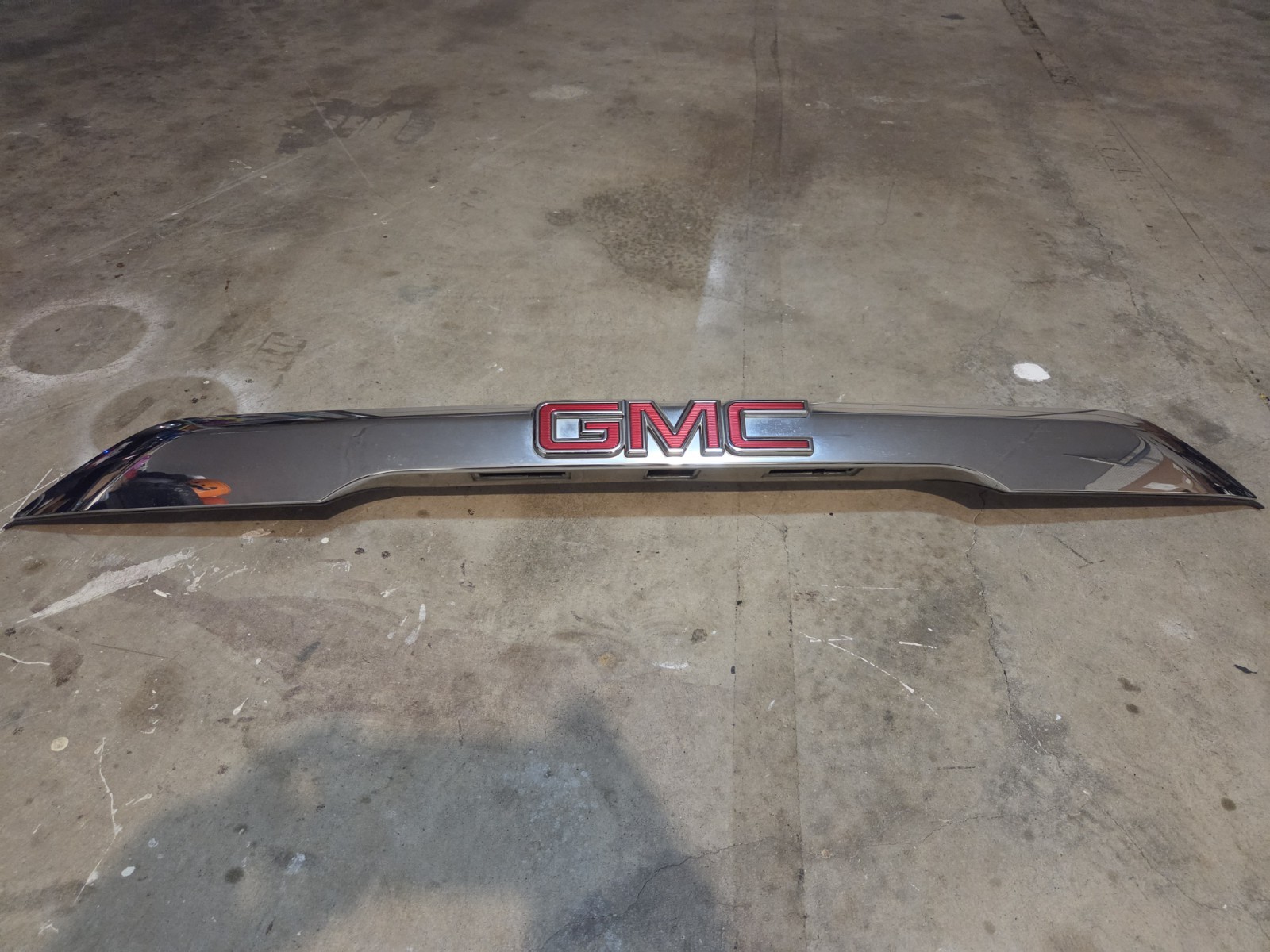 GMC Acadia 2017, 2018, 2019 APPLIQUE, REAR CLOSURE CENTER (Chrome) 84286376 GMC Acadia 2017, 2018, 2019 APPLIQUE, REAR CLOSURE CENTER (Chrome) 84286376