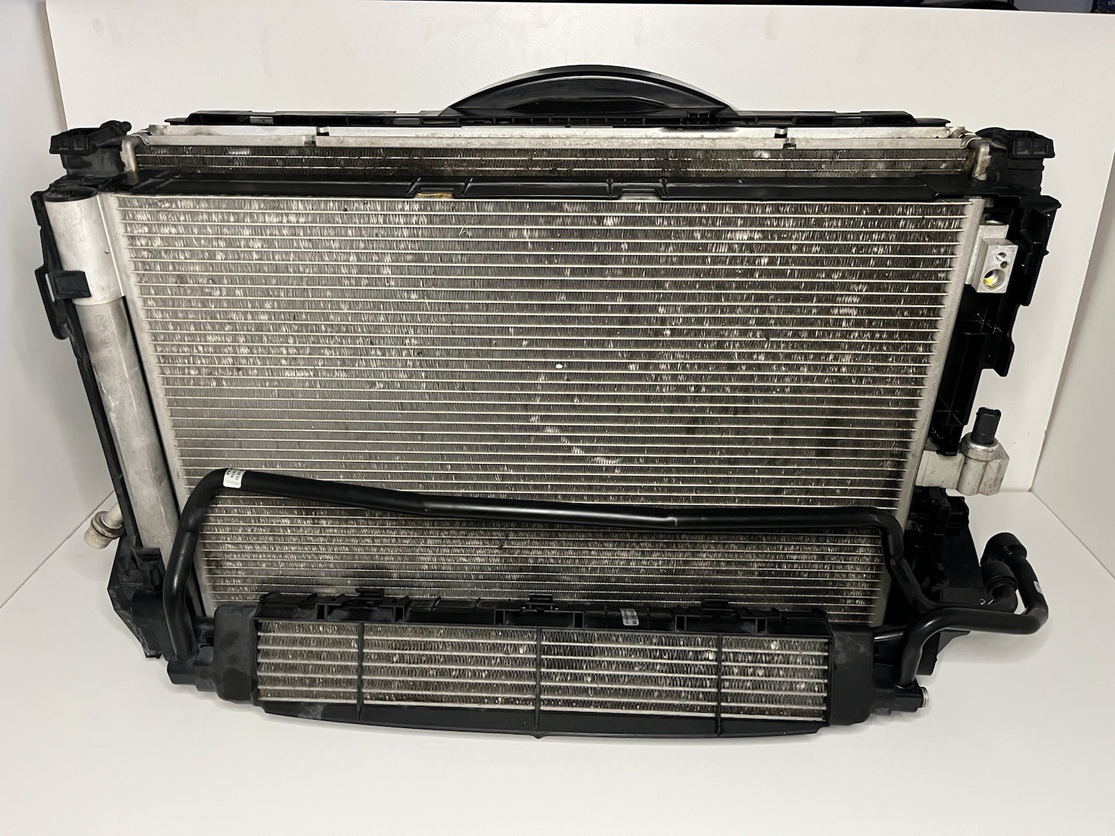 12-18 Mercedes CLS550 Radiator Condenser Cooler Fan Shroud A2129061002 OEM 12-18 Mercedes CLS550 Radiator Condenser Cooler Fan Shroud A2129061002 OEM
