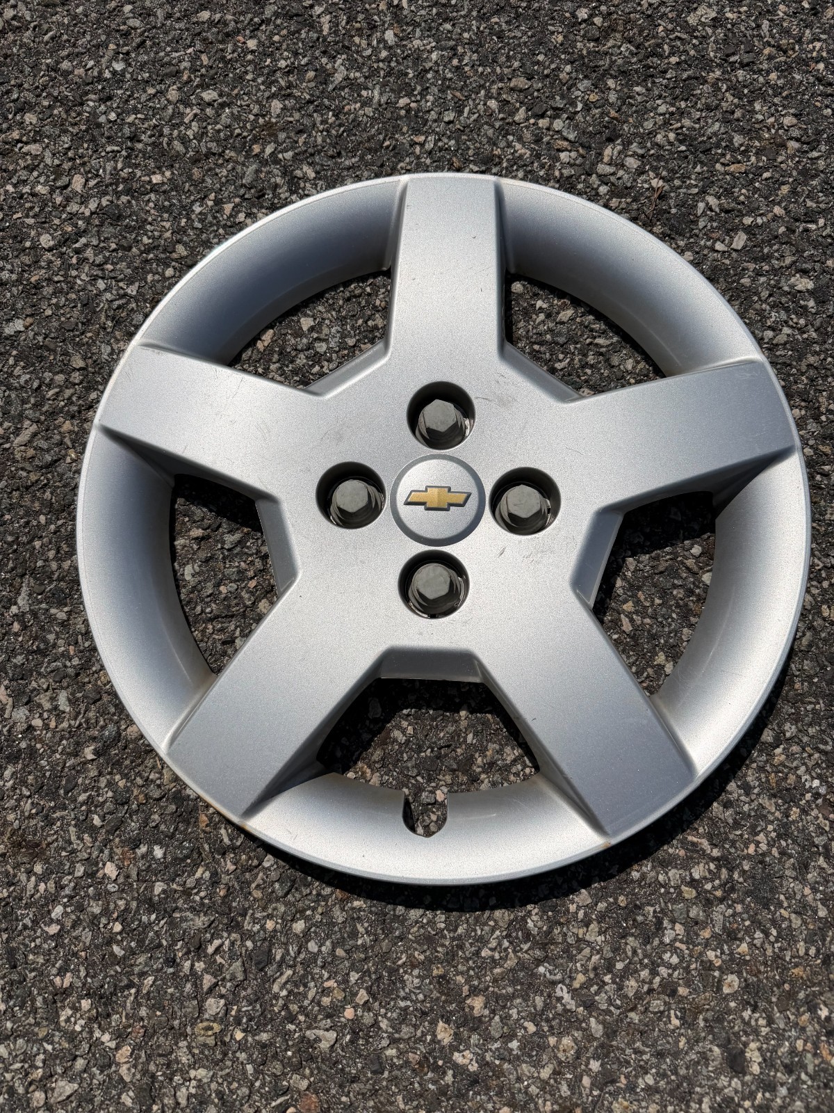 One genuine 2005 to 2008 Chevy Cobalt bolt on 15 inch hubcap 9595091