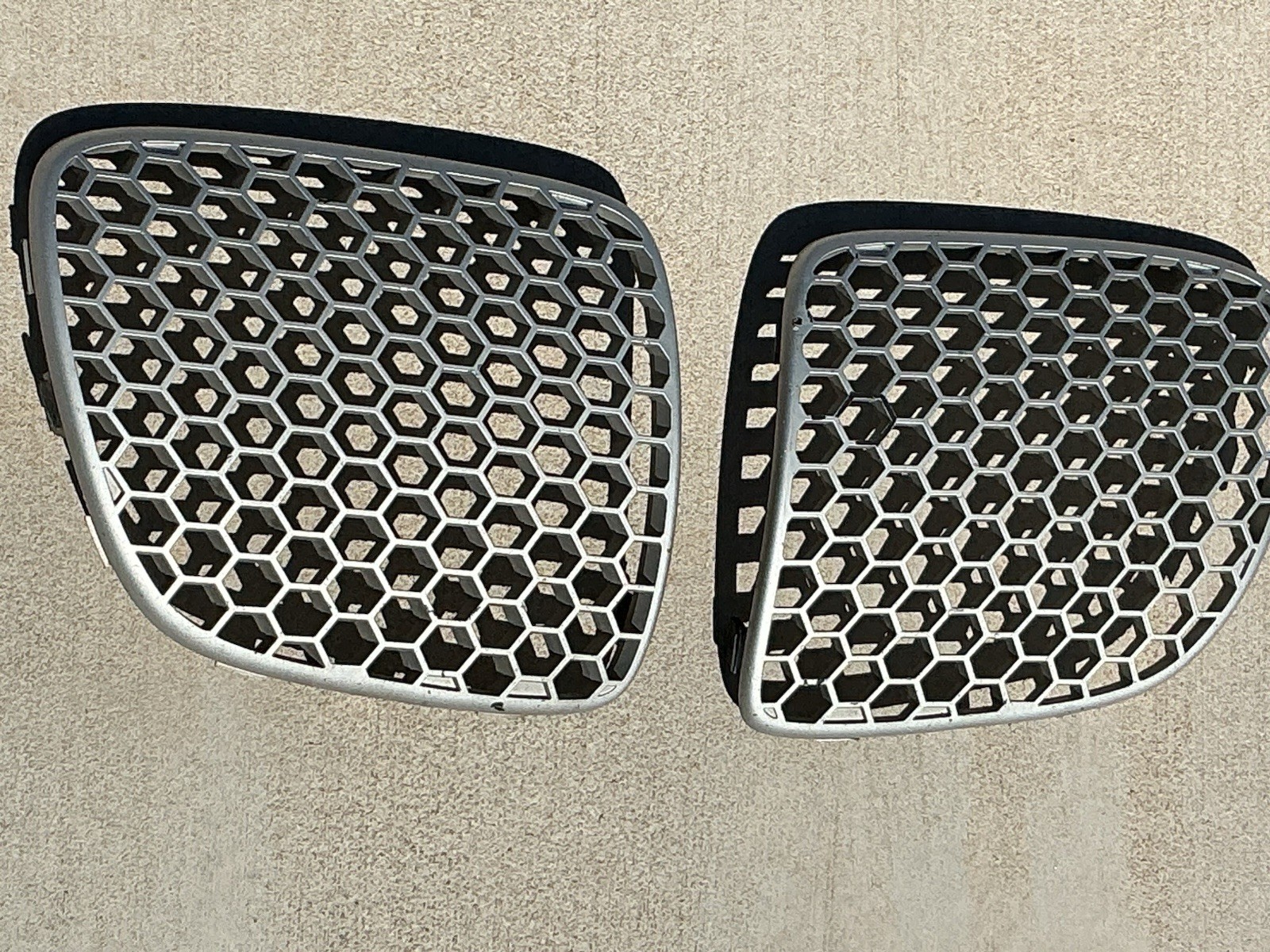 2006-2010 PONTIAC SOLSTICE BUMPER MESH GRILLE PAIR LEFT AND RIGHT PONTIAC GRILL 2006-2010 PONTIAC SOLSTICE BUMPER MESH GRILLE PAIR LEFT AND RIGHT PONTIAC GRILL