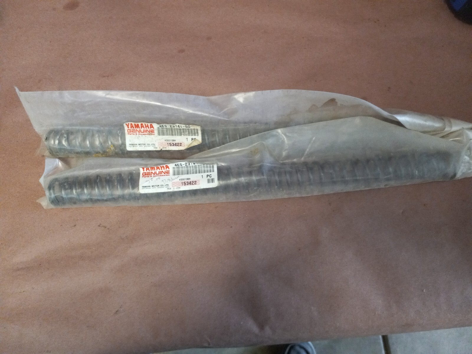 (2) NOS New OEM Yamaha YZ80 yz85 yz 80 85 Front Fork Spring Springs 4es-23141-50 (2) NOS New OEM Yamaha YZ80 yz85 yz 80 85 Front Fork Spring Springs 4es-23141-50