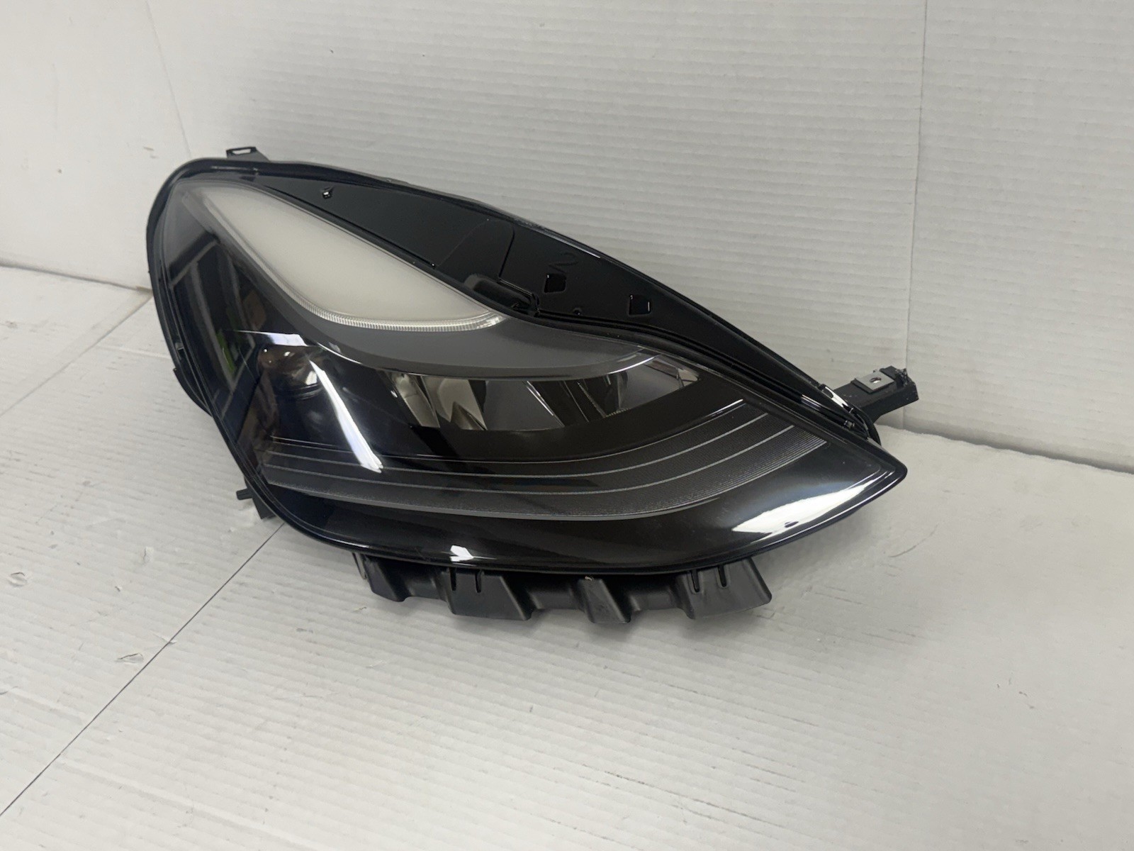 2021-2023 Tesla Model 3 & Y Right Passenger Side LED Headlight. New 2021-2023 Tesla Model 3 & Y Right Passenger Side LED Headlight. New
