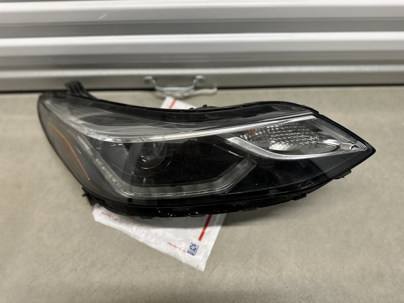 16-19 Chevy Cruze Headlight Halogen W/ LED Daytime Passenger Right 84156516 OEM 16-19 Chevy Cruze Headlight Halogen W/ LED Daytime Passenger Right 84156516 OEM