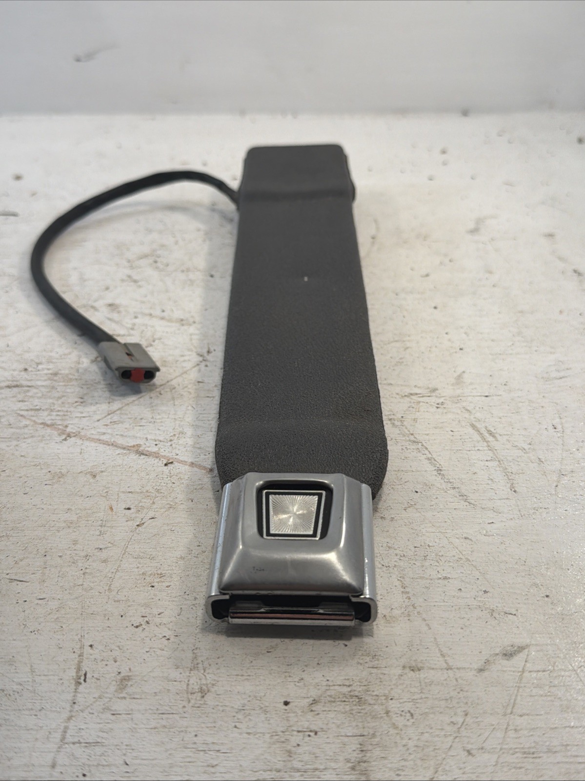 NOS OEM 79-86 MUSTANG LEFT LH FRONT SEAT BELT BUCKLE RECIEVER GRAY W/ SENSOR NEW NOS OEM 79-86 MUSTANG LEFT LH FRONT SEAT BELT BUCKLE RECIEVER GRAY W/ SENSOR NEW