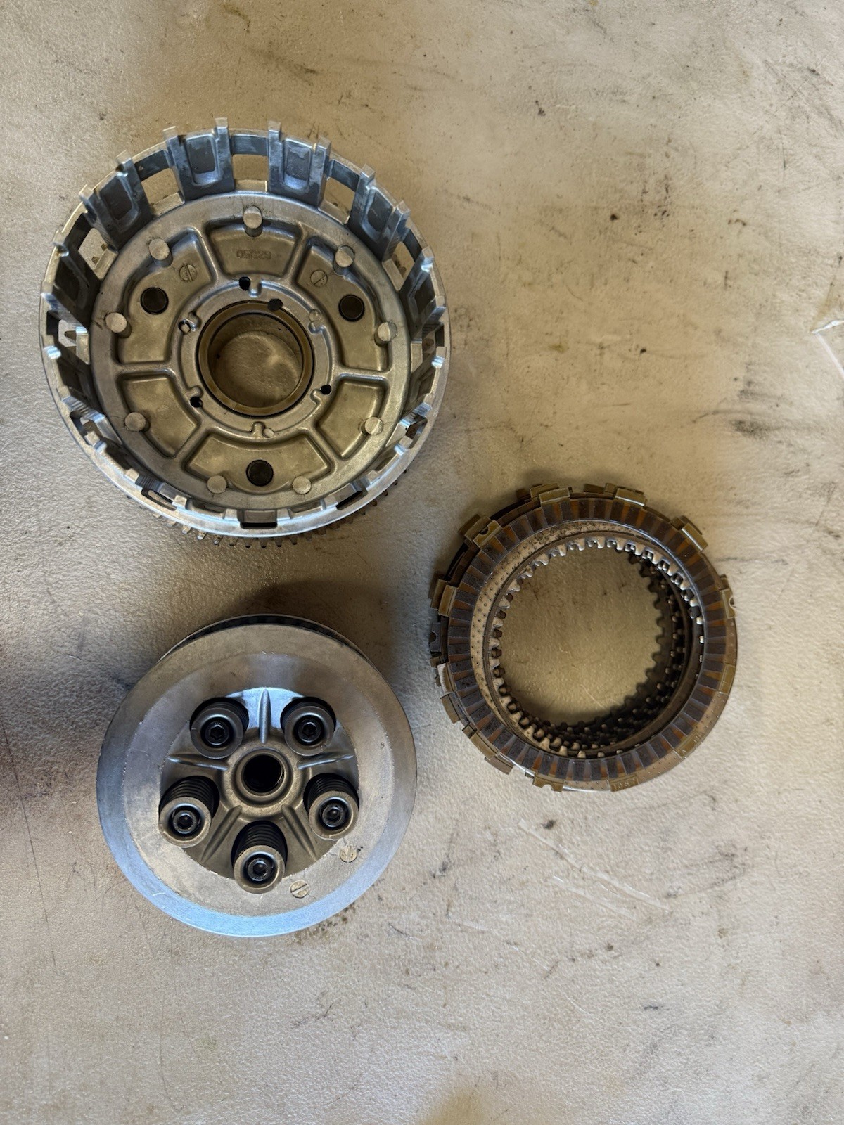 03-04 SUZUKI GSXR 1000 GSXR1000 OEM COMPLETE CLUTCH PLATES BASKET HUB 2003 2004 03-04 SUZUKI GSXR 1000 GSXR1000 OEM COMPLETE CLUTCH PLATES BASKET HUB 2003 2004