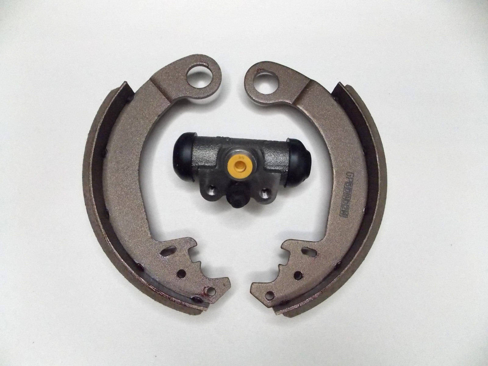 2 - Cushman Brake Shoes Part no. 887284 876323 876324 + 1 - WHEEL CYLINDER OEM